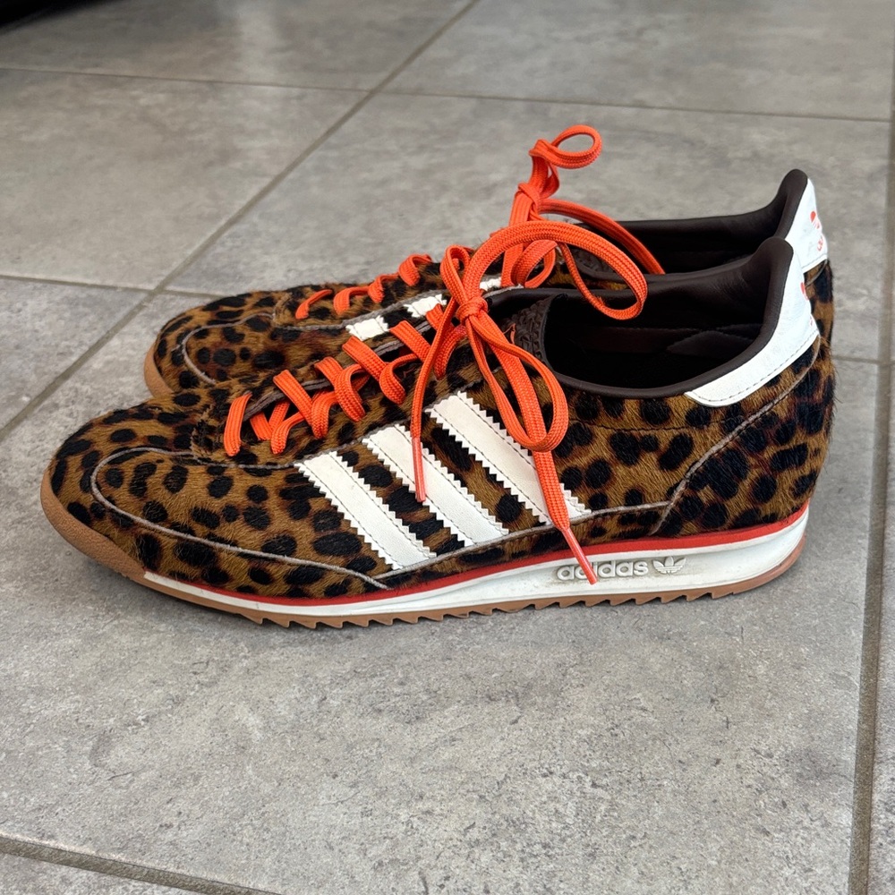 ✨adidas Samba OG Calf Hair Leopard-Print Sneakers with Orange Laces - Picture 2 of 8